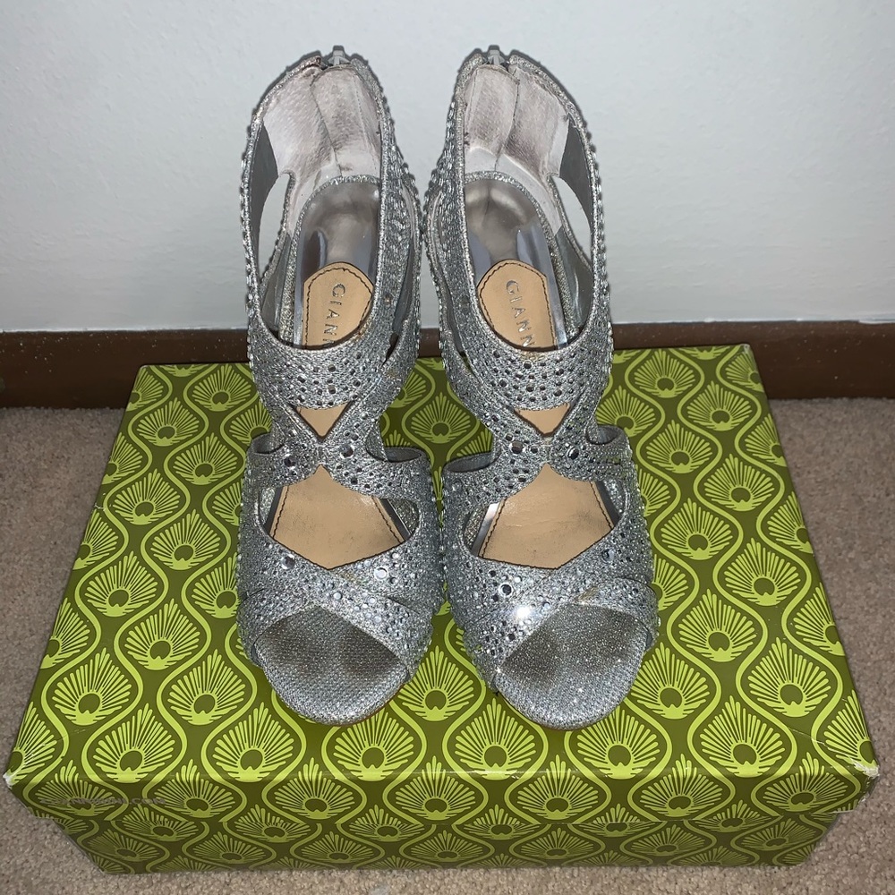 Silver heels - Picture 4 of 5